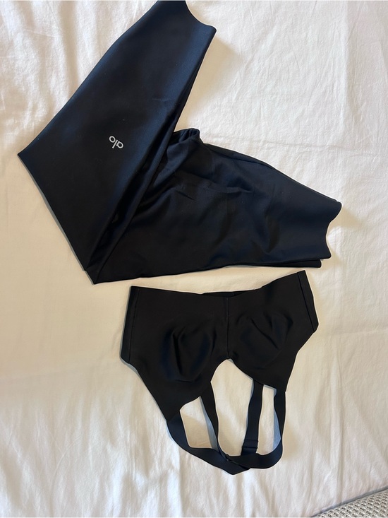 ALO Yoga Other - ALO Yoga Black Airlift Set - Bra M, Leggings S